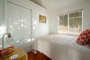 5 quartos, escrivaninha, ferros/tábuas de passar roupa