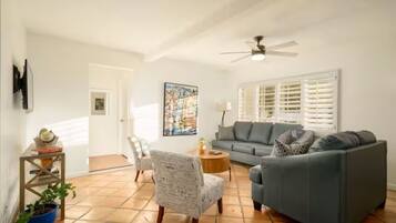 TV connectée, livres, écrans d'ordinateur