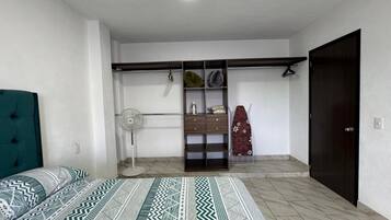 2 slaapkamers, een strijkplank/strijkijzer, wifi, beddengoed