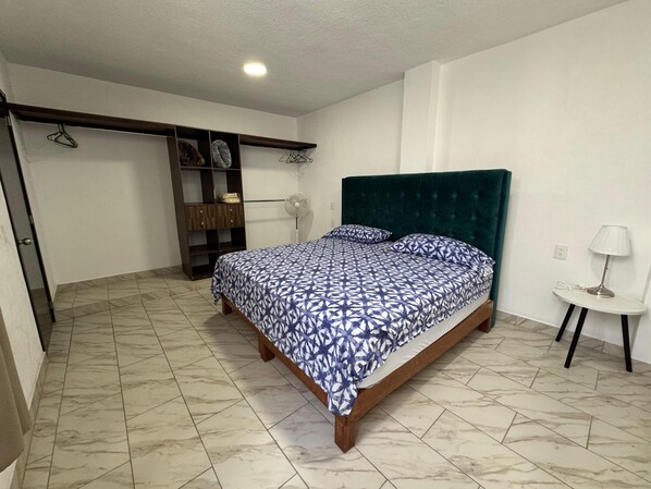 Tabla de planchar con plancha, wifi y ropa de cama 