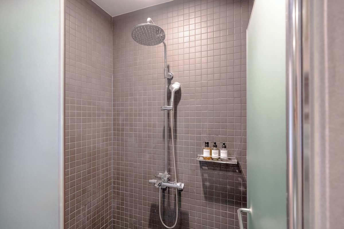 Elite Double or Twin Room, Non Smoking, City View | Bathroom | Hair dryer, towels, soap, shampoo