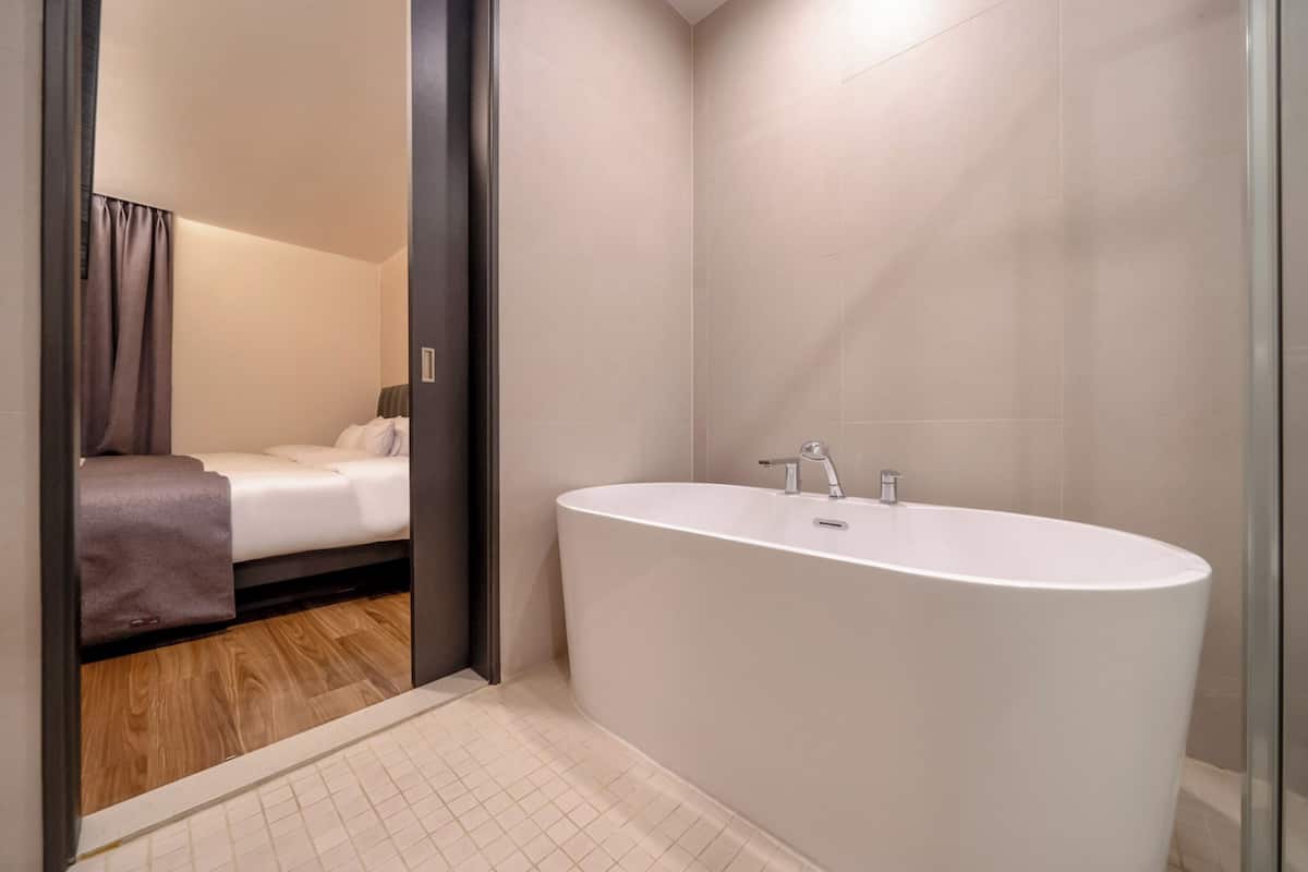 Family Suite, Non Smoking, City View | Bathroom | Hair dryer, towels, soap, shampoo