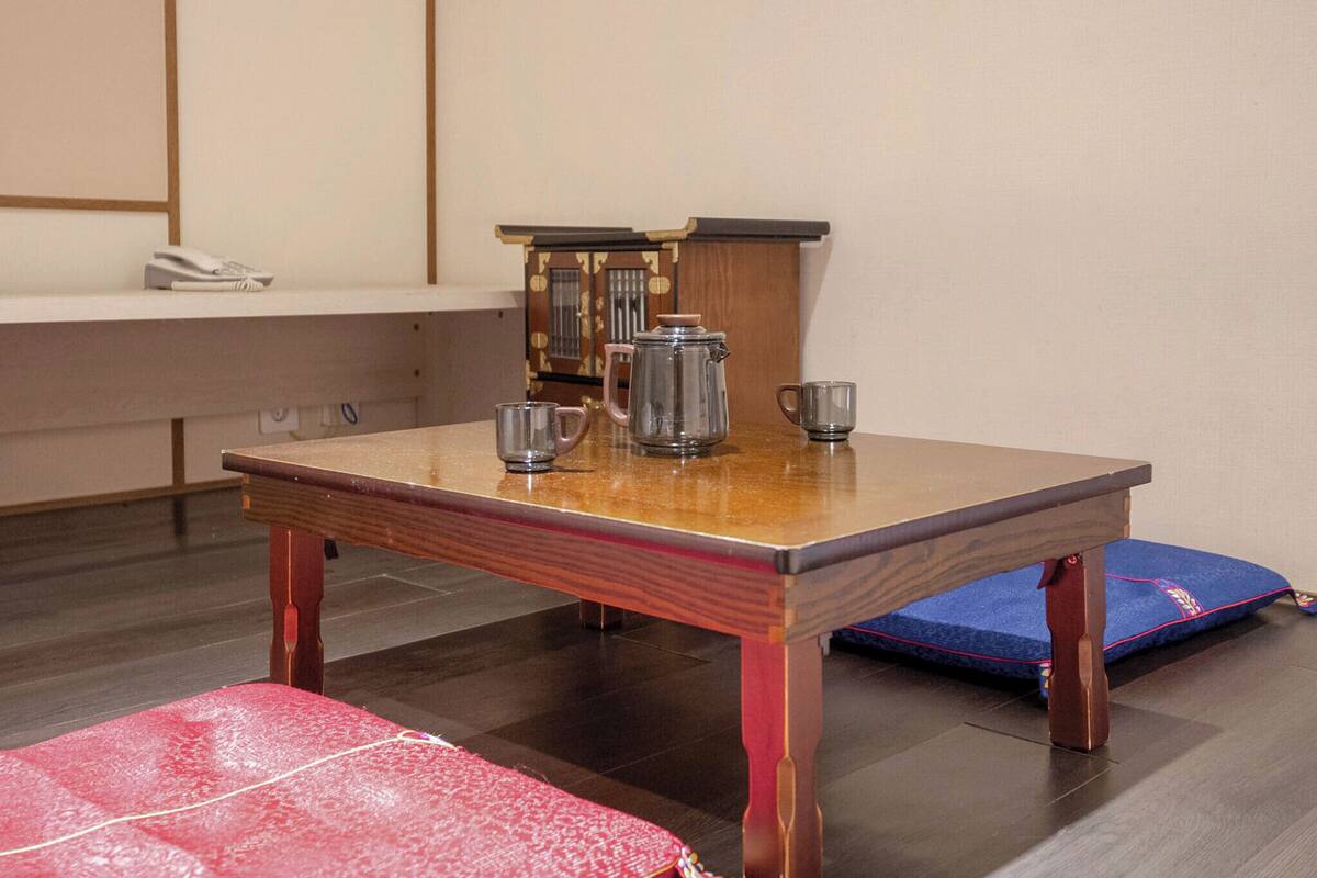 Traditional Room, Non Smoking | In-room dining