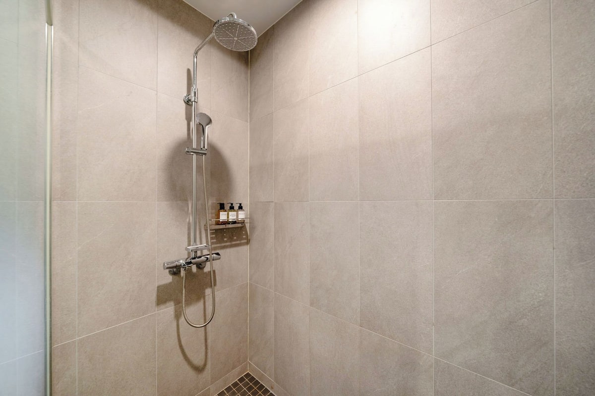 Junior Penthouse, Balcony, City View | Bathroom | Hair dryer, towels, soap, shampoo