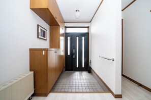 Interior entrance - CRAFT (Asahikawa)