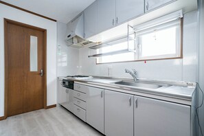 Køleskab, mikrobølgeovn, kogeplade