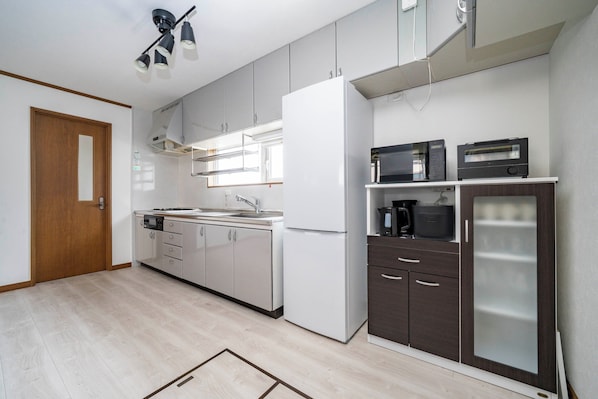 Refrigerador, microondas, parrilla de estufa y tostadora