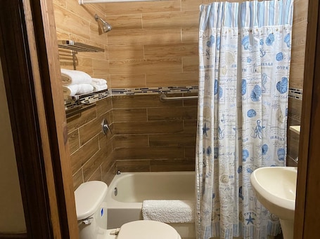 Standard Single Room, 1 Double Bed | Bathroom. Simply Native B And B