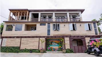 Vista frontal de la propiedad