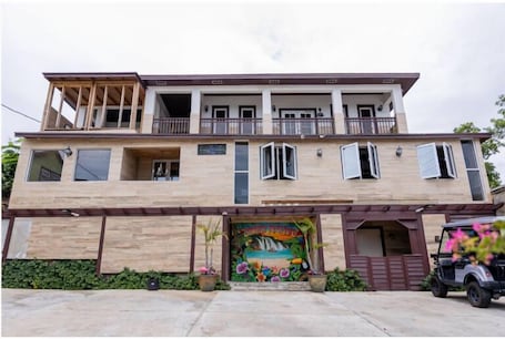 Fachada de la propiedad