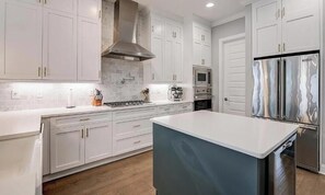 Private kitchen - 4 Bed 2.5 Bath SOHO Walkers Paradise (Tampa)