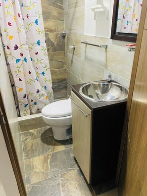 Douche, serviettes fournies, savon, papier de toilette