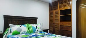 1 chambre, fer et planche à repasser, accès à Internet, literie fournie