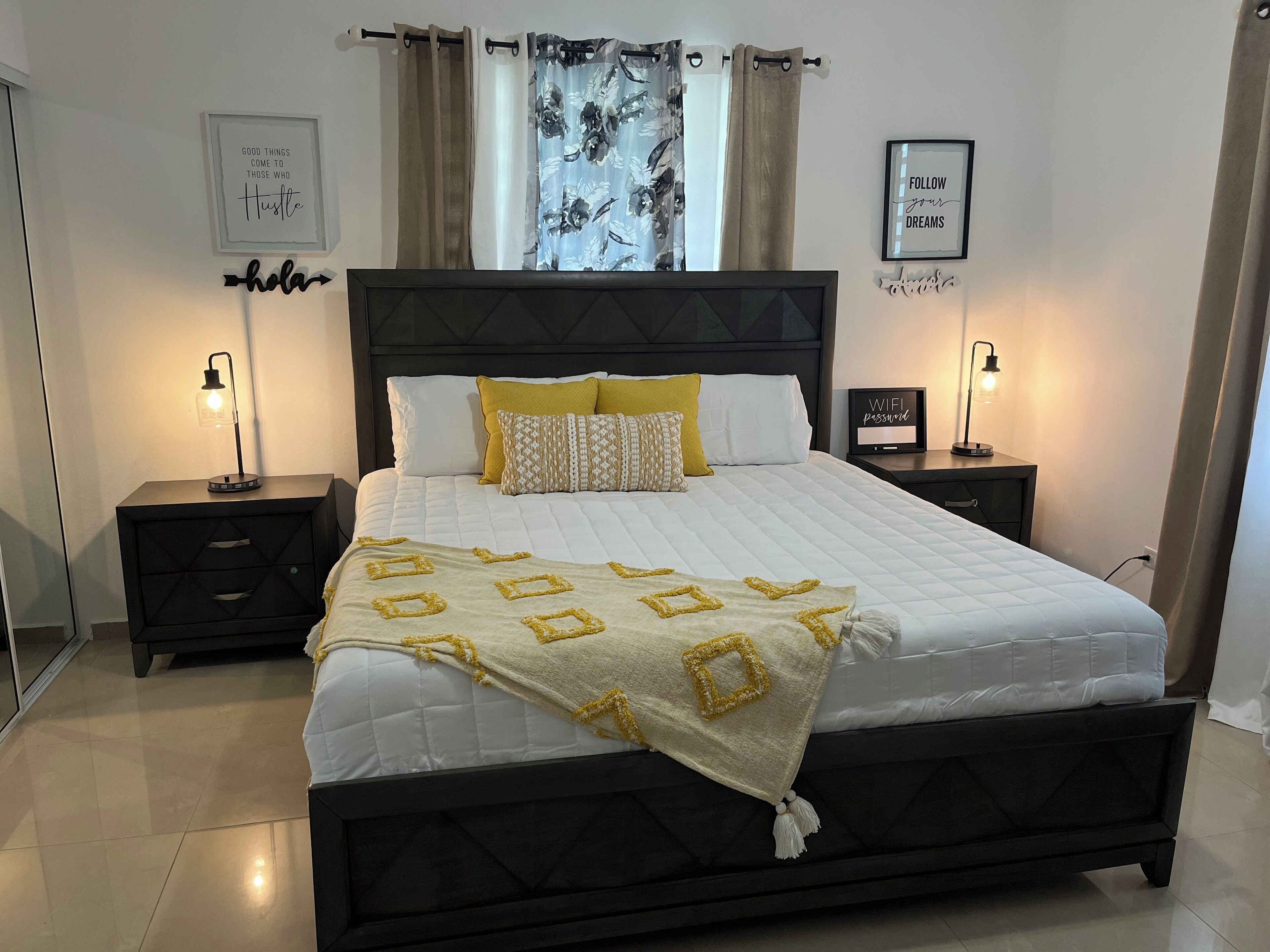 Cortinas blackout, tabla de planchar con plancha y wifi gratis 