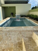 Una piscina al aire libre