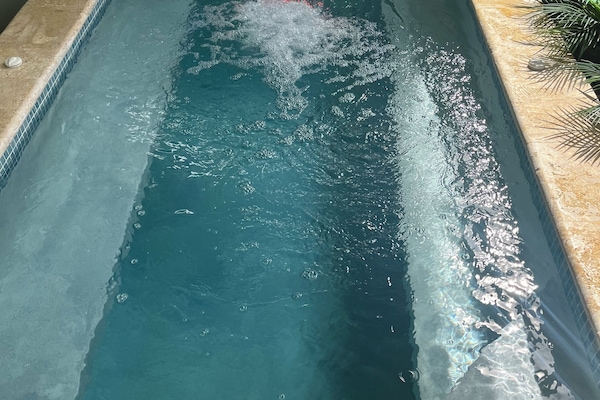 Una piscina al aire libre