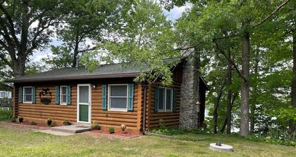 Cozy lakeside log cabin on Horseshoe Lake with year-round fishing & WiFi