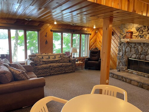 Adorable lakeside log cabin on clear Horse Shoe lake perfect 2 bedrooms & wifi