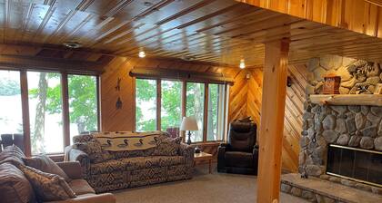 Adorable lakeside log cabin on clear Horse Shoe lake perfect 2 bedrooms & wifi