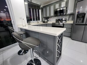 Geladeira, micro-ondas, fogão, cooktop