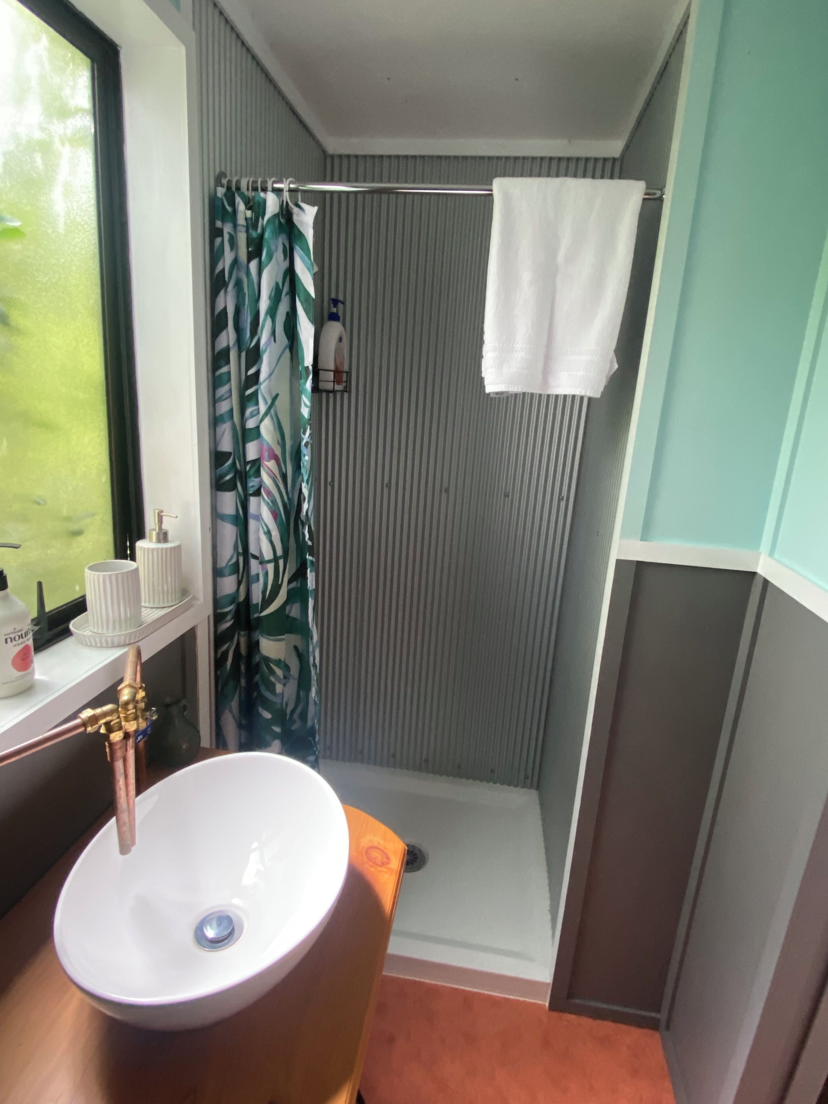 Toallas, jabón, papel de baño 