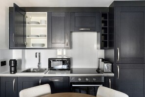 Réfrigérateur, four à micro-ondes, un four, lave-vaisselle