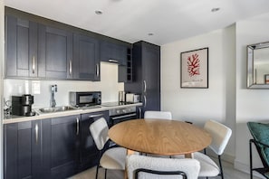 Réfrigérateur, four à micro-ondes, un four, lave-vaisselle