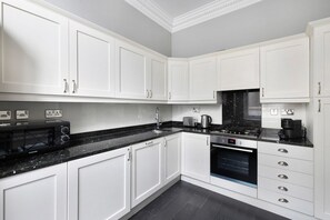 Kühlschrank, Mikrowelle, Ofen, Geschirrspüler