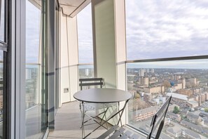 Dining - Blueground | Nine Elms, balcony, nr Battersea Park (London)