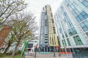 Exterior - Blueground | Nine Elms, balcony, nr Battersea Park (London)