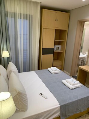 Ropa de cama de alta calidad y tabla de planchar con plancha 