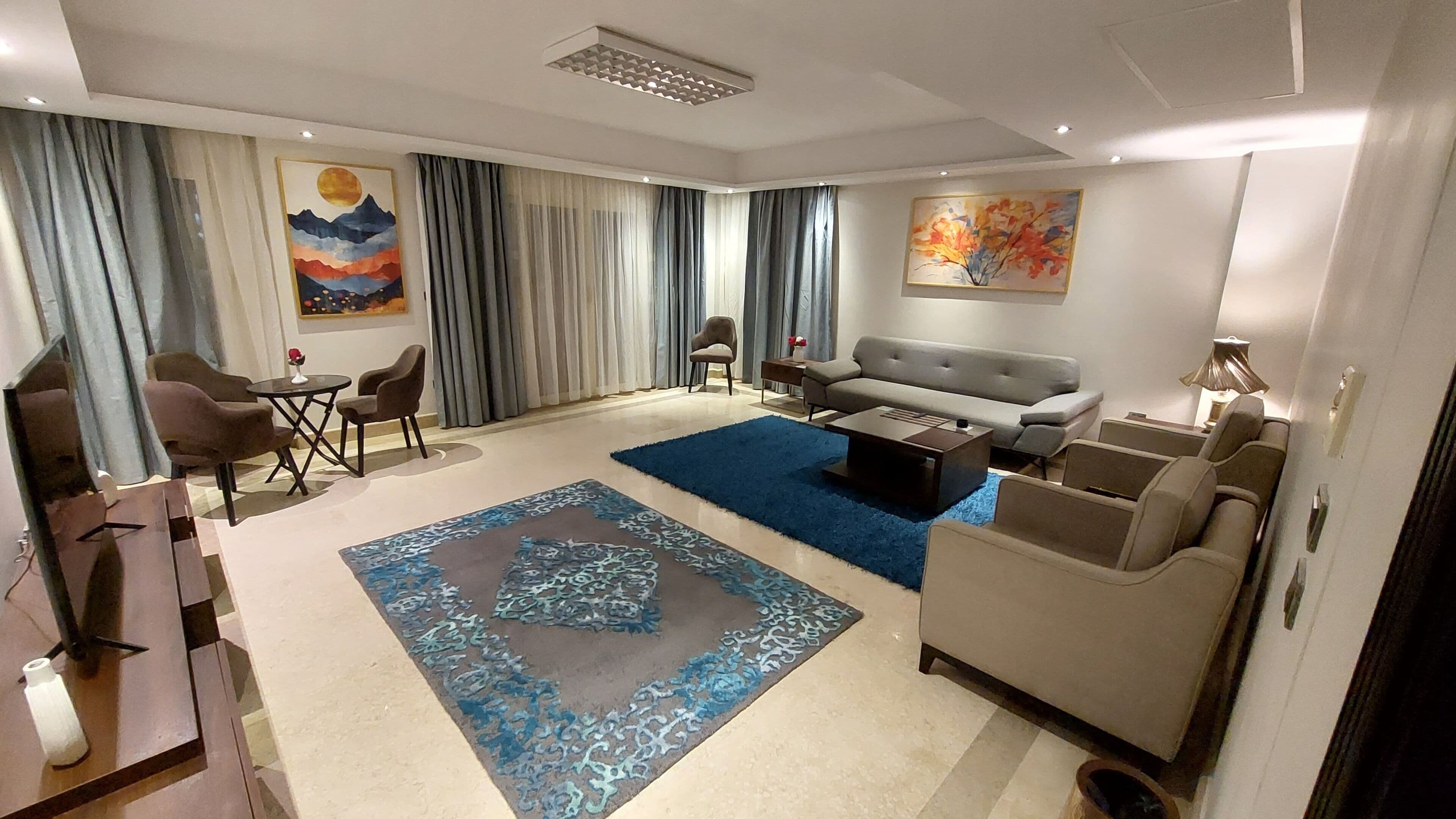 Apartament de luxe, 3 dormitoris, balcó, vistes al jardí | Sala d'estar | Televisor LCD de 55 polzades amb canals per satèl·lit i Netflix 