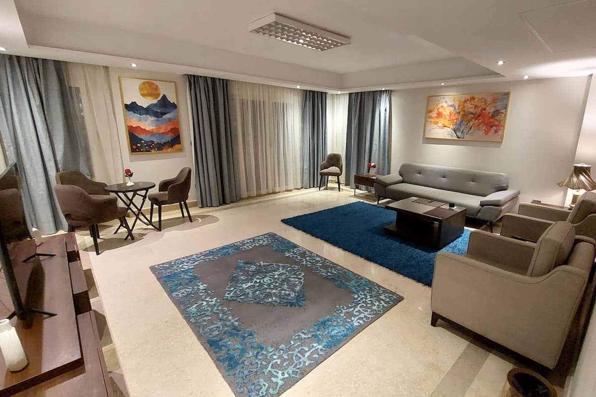 Apartamento de lujo, 3 habitaciones, balcón, vistas al jardín | Zona de estar | Televisión LCD de 55 pulgadas con canales por satélite, Netflix