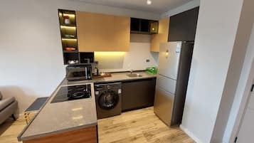 Luxus apartman, 1 hálószobával, erkély, kilátással a kertre | Privát konyha | Mikrohullámú sütő, főzőlap és elektromos vízforraló