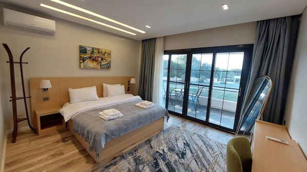 Luksusleilighet, 1 soverom, balkong, hageutsikt | Sengetøy av topp kvalitet, skrivebord for bærbar PC og strykejern/-brett