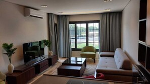 Luxe appartement, 1 slaapkamer, balkon, uitzicht op tuin | Woonruimte