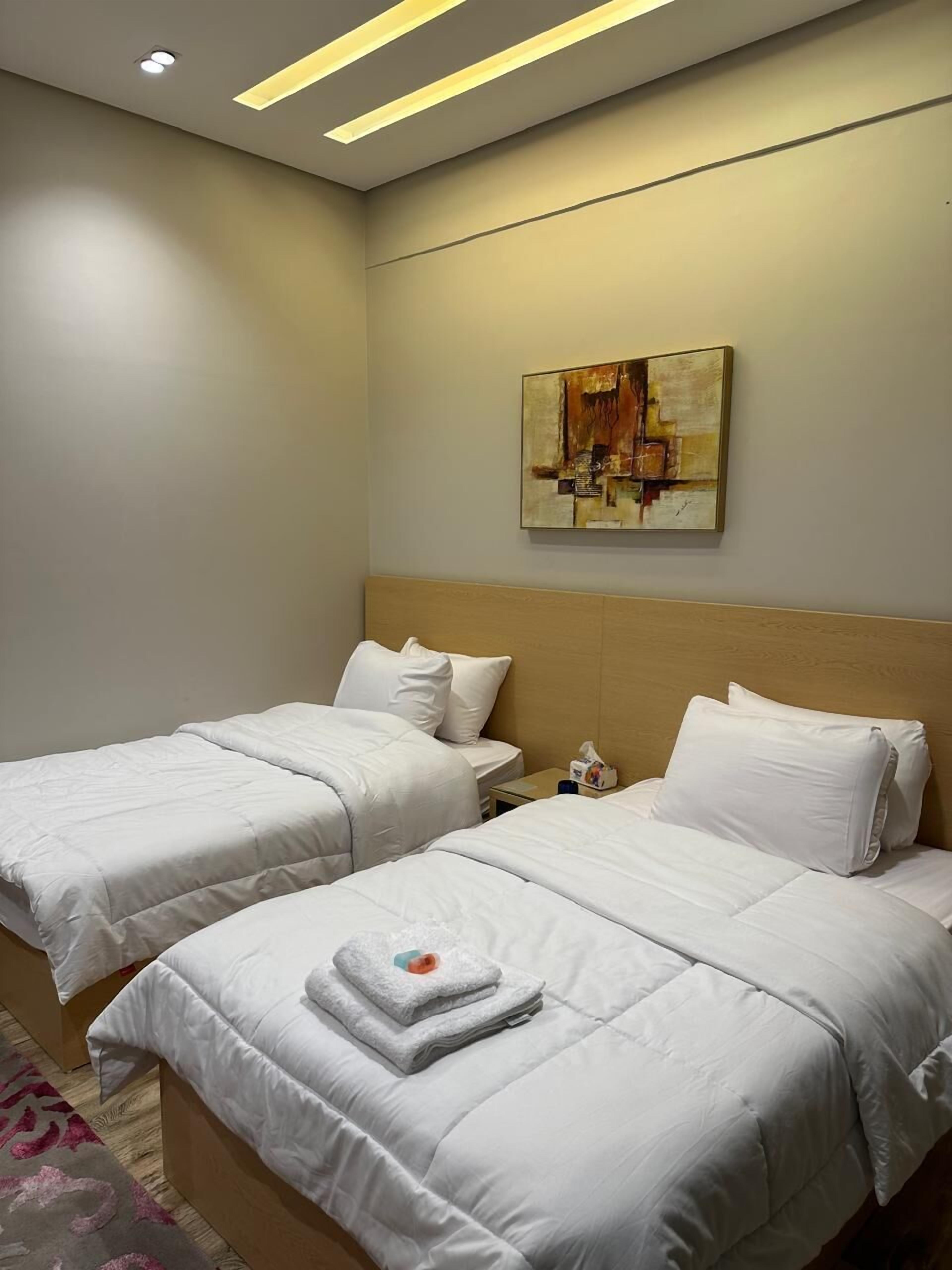 Estudi econòmic, 2 llits individuals | Roba de llit d'alta qualitat i espai de treball apte per a portàtils 