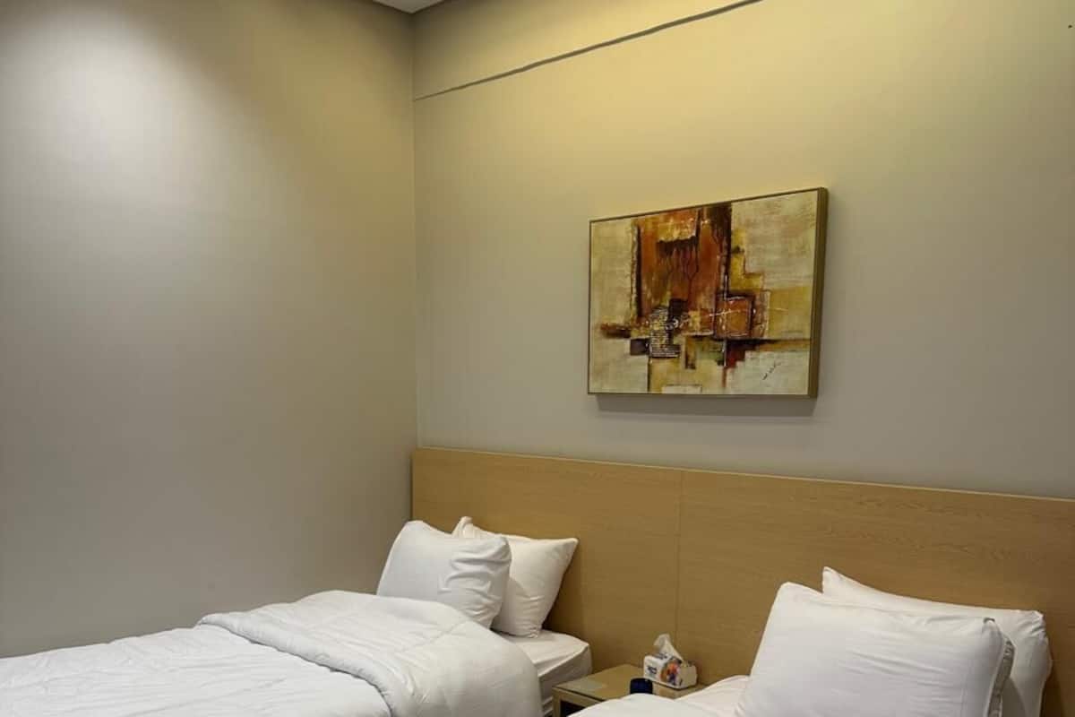 Estudio económico, 2 camas individuales | Ropa de cama de alta calidad y espacio para trabajar con un portátil