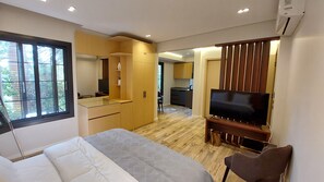 Deluxe Room | Premium bedding, laptop workspace, iron/ironing board, free WiFi