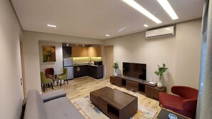 Deluxe Apartment | Ruang tamu | 55 inci televisyen LCD dengan satelit, Netflix, perkhidmatan penstriman