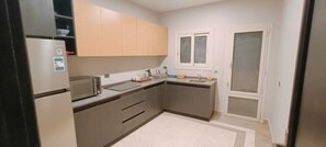 奢华公寓, 3 间卧室, 阳台, 花园景观 | 私人厨房 | 微波炉、炉灶、电热水壶、厨具/餐具