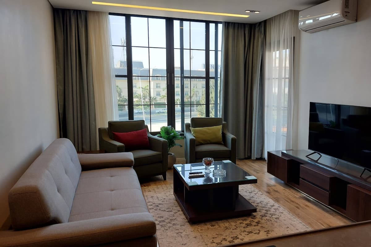 Appartamento Luxury, 2 camere da letto, balcone, vista giardino | Area soggiorno | TV LCD 55 pollici con canali satellitari, Netflix, servizi in streaming