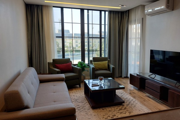Luxury-Apartment, 2 Schlafzimmer, Balkon, Gartenblick | Wohnbereich | 55-Zoll-LCD-Fernseher mit Satellitenempfang, Netflix, Streaming-Dienste