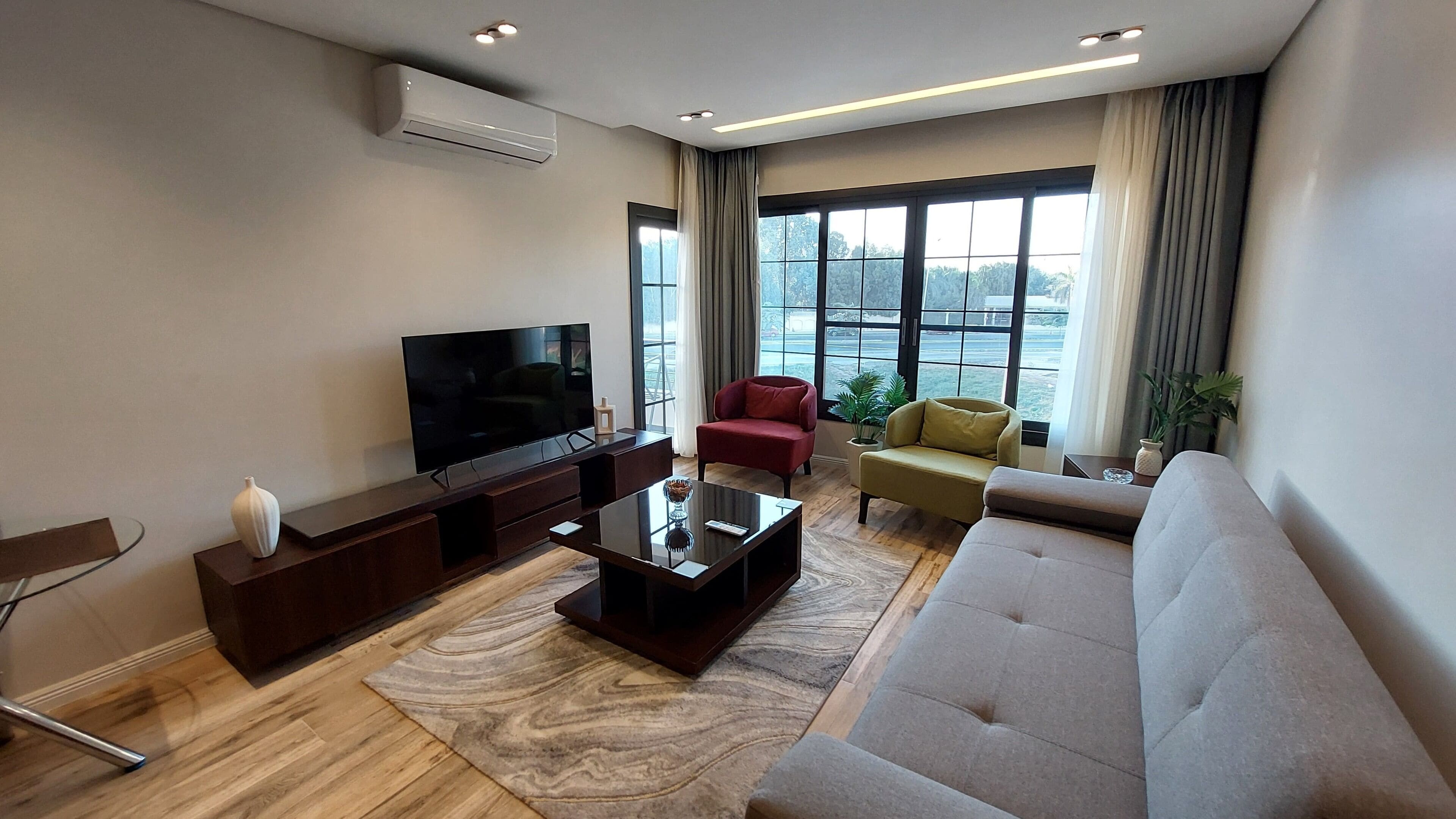 Apartament de luxe, 1 dormitori, balcó, vistes al jardí | Sala d'estar | Televisor LCD de 55 polzades amb canals per satèl·lit i Netflix 