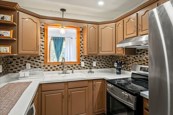 Réfrigérateur, four à micro-ondes, un four, surface de cuisson