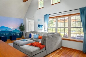 Téléviseur connecté, foyer, jeux vidéo, table de baby-foot