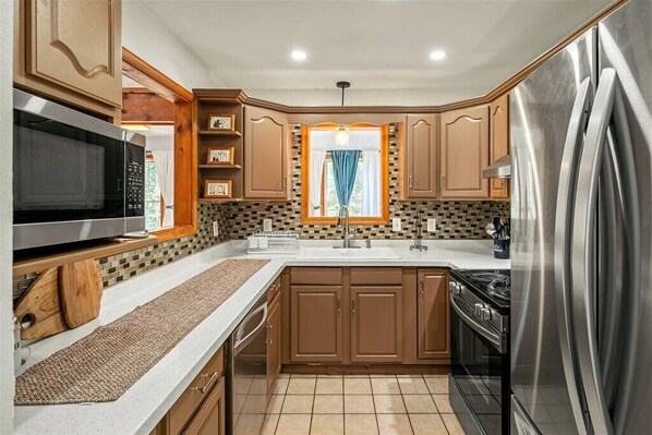 Fridge, microwave, oven, stovetop - Beautiful Sunset Lake Retreat in the Scenic Pocono Mountains (Tobyhanna)