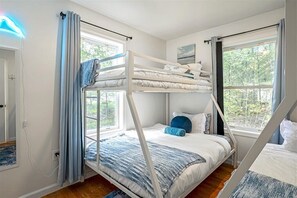 Tabla de planchar con plancha, wifi gratis y ropa de cama 