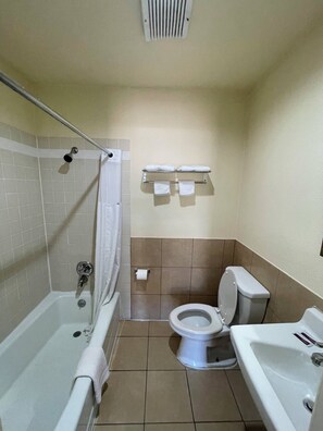 Basic Double Room, Non Smoking | Bathroom | Towels, soap, toilet paper