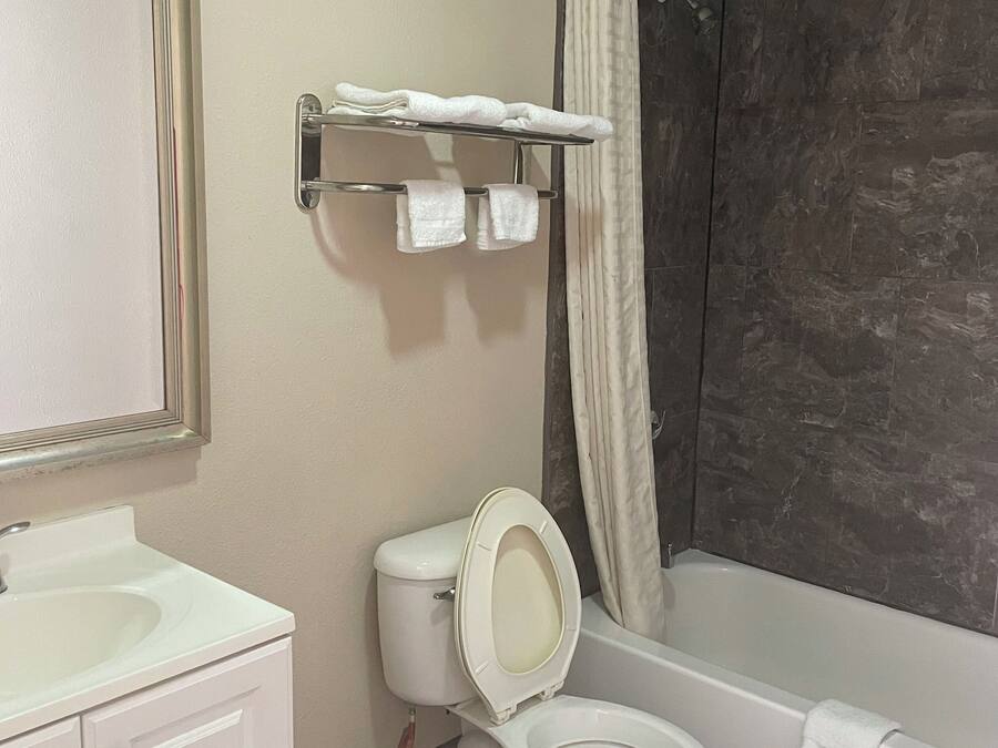 Basic Single Room, Non Smoking | Bathroom | Towels, soap, toilet paper
